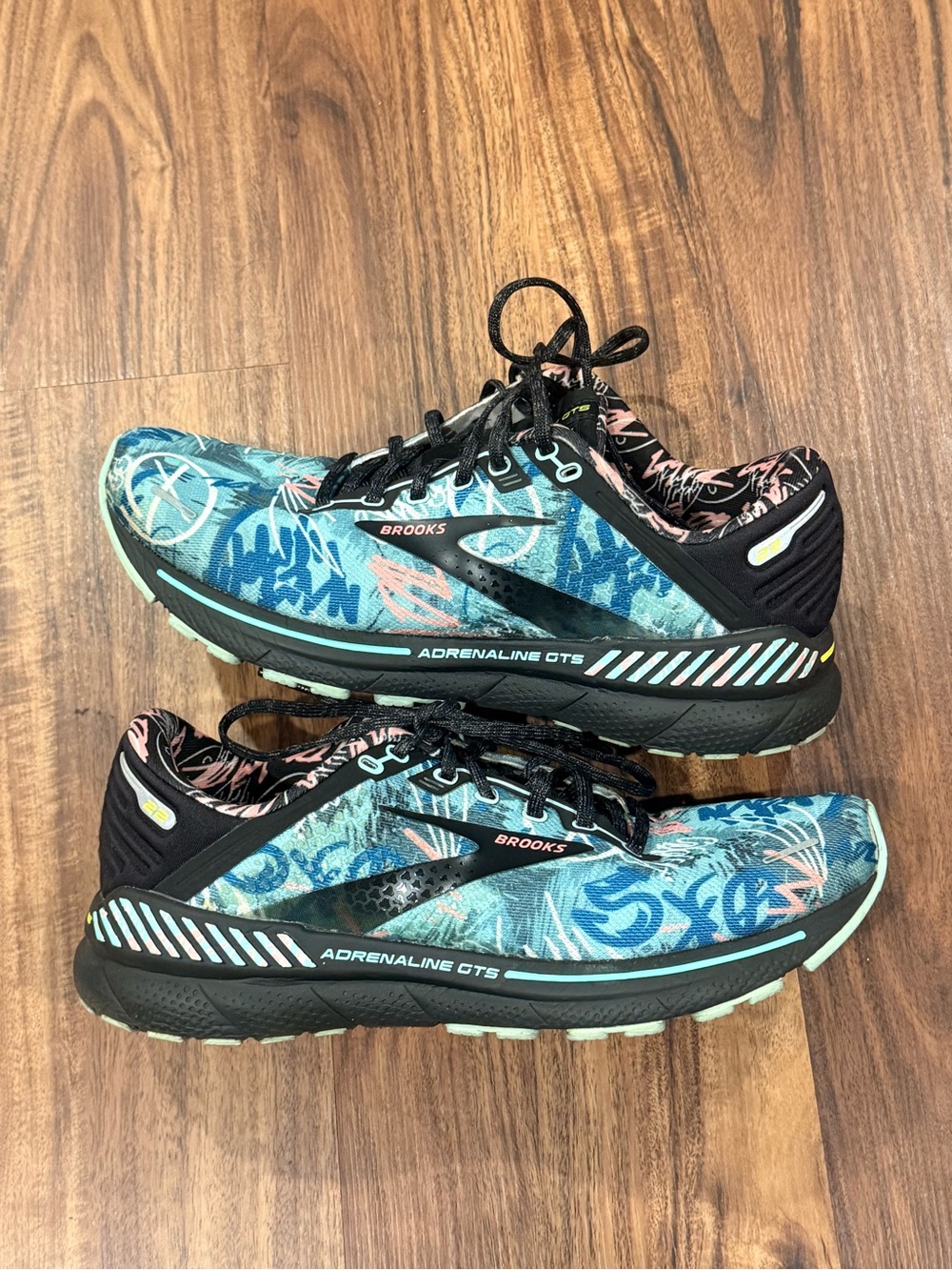 Brooks Adrenaline GTS 22 Women 10
Multicolor Graffiti Print Running Shoes